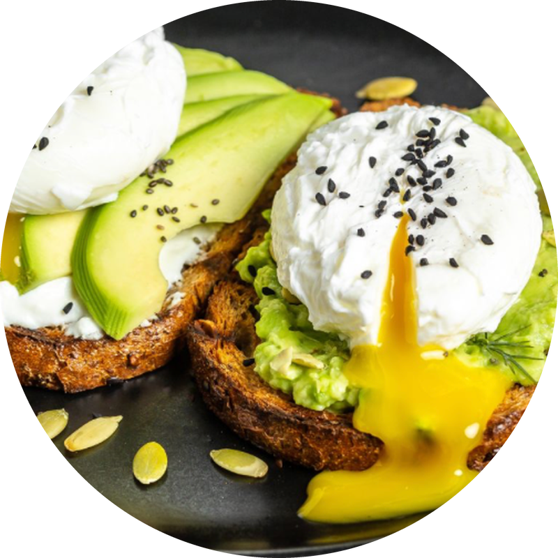 Rührei oder pochierte Eier mit Avocado auf Vollkornbrot